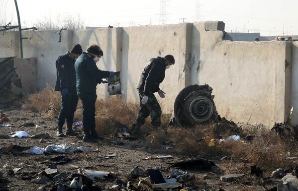 Спасатели на месте крушения самолета в Иране - Sputnik Тоҷикистон