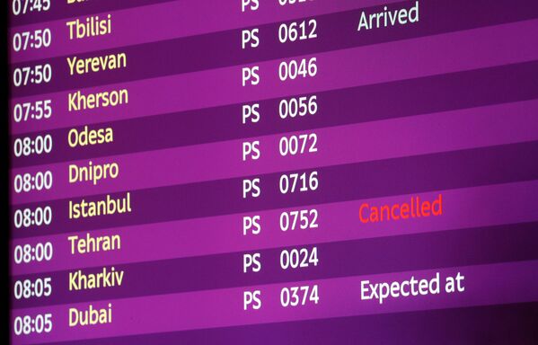 Электронное табло в аэропорту Борисполя, на котором рейс из Тегерана помечен как отмененный - Sputnik Таджикистан