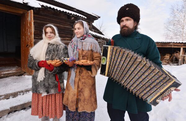 Святки в казачьем поселке Черноречье Челябинской области Святки в казачьем поселке Черноречье Челябинской области - Sputnik Таджикистан