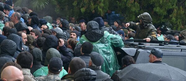 Протестующие штурмуют администрацию президента Абхазии - Sputnik Тоҷикистон