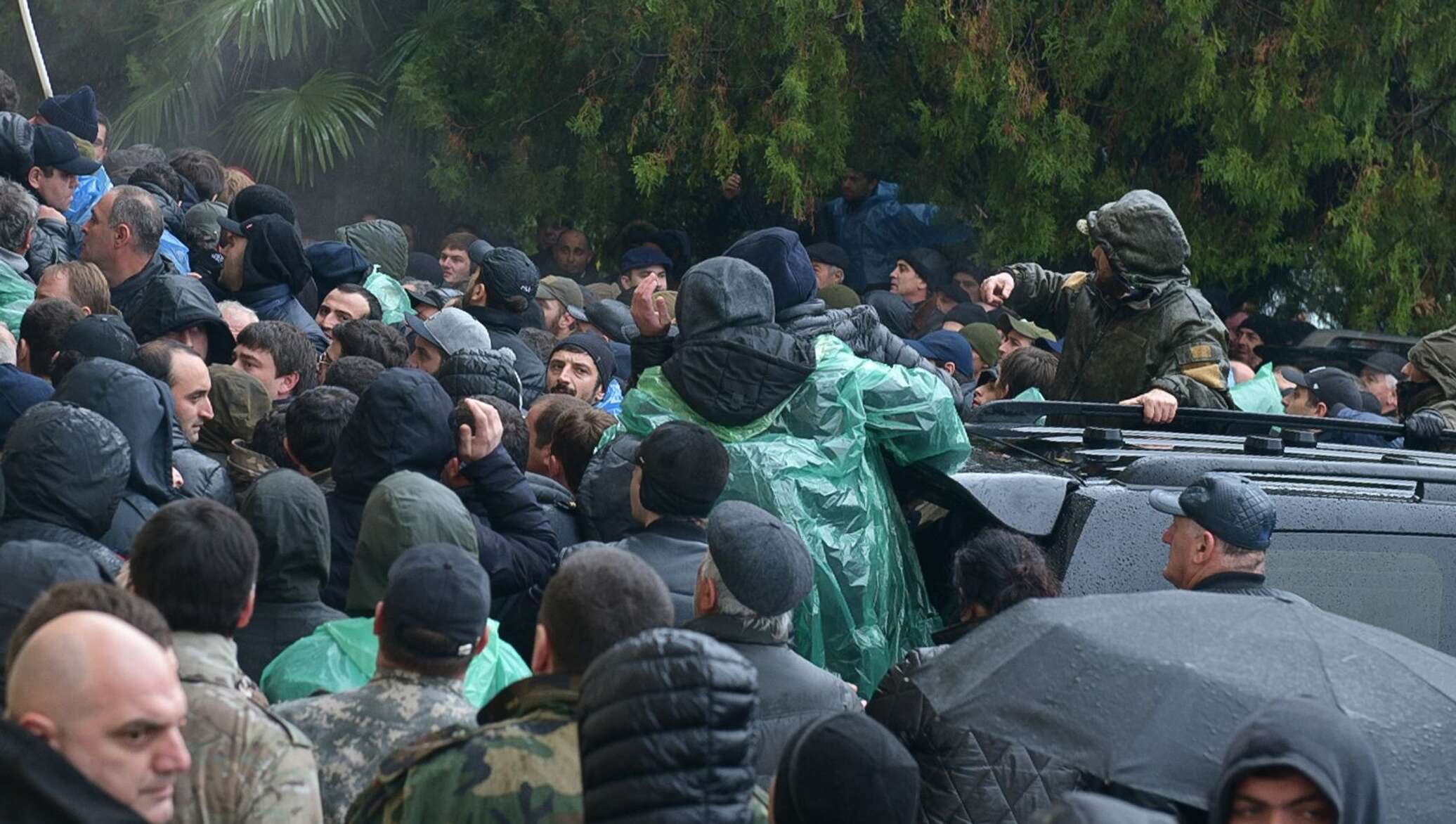 Новости абхазии сегодня 2024. Протестующие захватили здание администрации президента Абхазии. Митинг в Абхазии. Абхазия митинг 2020.