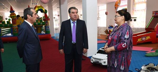 Маҳмадсаид Убайдуллоев, Эмомалӣ Раҳмон ва соҳибкор Сурайё Ӯроқова - Sputnik Тоҷикистон