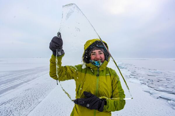 Девушка с куском льда на озере Байкал - Sputnik Таджикистан