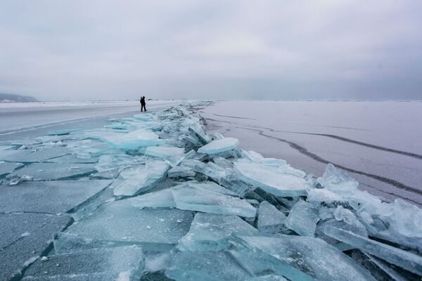 Лед на берегу озера Байкал - Sputnik Таджикистан