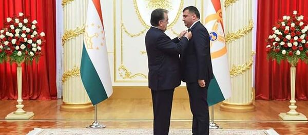 Гиёзода председатель Шугнанаского района и Эмомали Рахмон - Sputnik Тоҷикистон