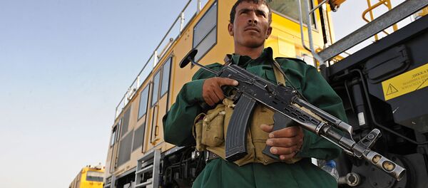 Афганский полицейский стоит на страже возле нового железнодорожного пути, открытого в Хайратане - Sputnik Таджикистан