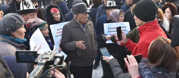 В Бишкеке возле здания Жогорку Кенеша проходит митинг против приграничных конфликтов В Бишкеке возле здания Жогорку Кенеша проходит митинг против приграничных конфликтов - Sputnik Таджикистан
