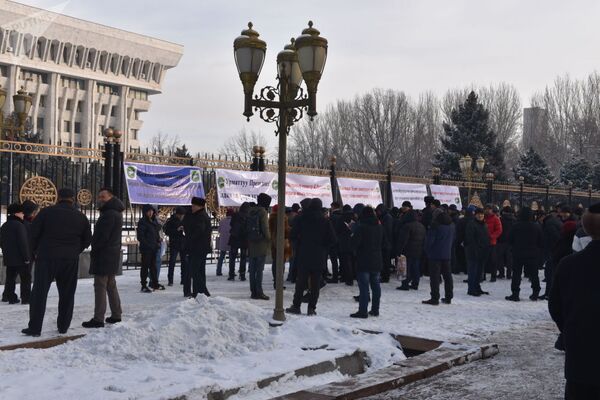 Эътироз: талаби насби симхор бо Тоҷикистон, истеъфои Раззоқов ва раҳоии боздоштшудаҳо-акс Эътироз: талаби насби симхор бо Тоҷикистон, истеъфои Раззоқов ва раҳоии боздоштшудаҳо-акс - Sputnik Тоҷикистон