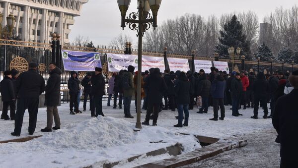 В Бишкеке возле здания Жогорку Кенеша проходит митинг против приграничных конфликтов - Sputnik Тоҷикистон