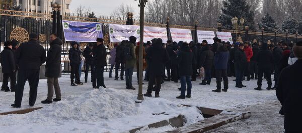 В Бишкеке возле здания Жогорку Кенеша проходит митинг против приграничных конфликтов - Sputnik Тоҷикистон