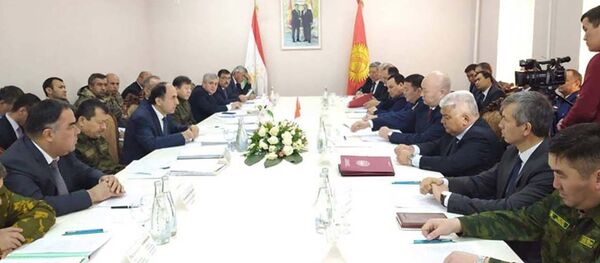 Представители Таджикистана и Кыргызстана проводят переговоры по ситуации на границе Представители Таджикистана и Кыргызстана проводят переговоры по ситуации на границе - Sputnik Тоҷикистон