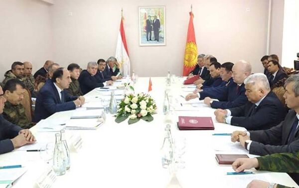 Представители Таджикистана и Кыргызстана проводят переговоры по ситуации на границе - Sputnik Таджикистан