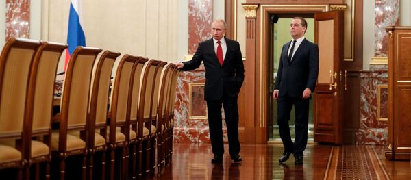 Президент РФ Владимир Путин и председатель правительства РФ Дмитрий Медведев - Sputnik Тоҷикистон