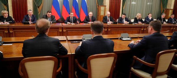 Президент РФ Владимир Путин и председатель правительства РФ Дмитрий Медведев во время встречи с членами правительства РФ - Sputnik Таджикистан