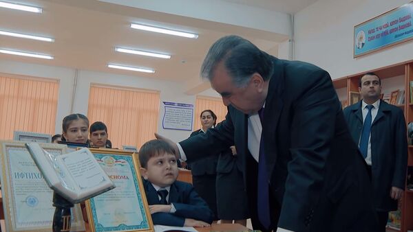 Рахмон поможет вылечить 10-летнего школьника из Таджикистана - Sputnik Таджикистан