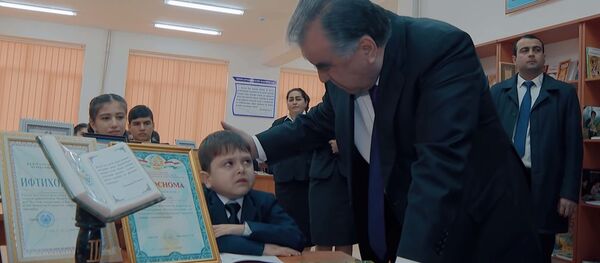 Рахмон поможет вылечить 10-летнего школьника из Таджикистана - Sputnik Таджикистан