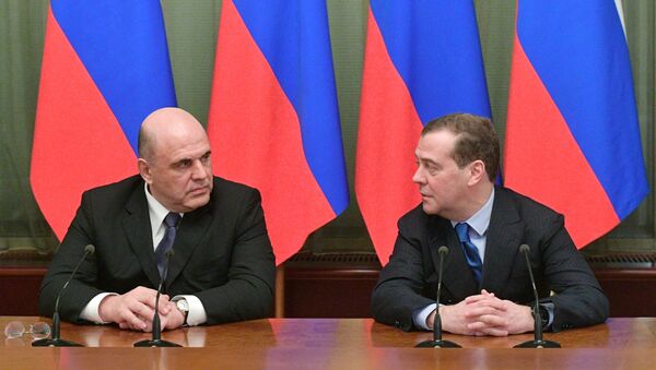 Председатель правительства РФ Михаил Мишустин (слева) и заместитель председателя Совета безопасности РФ Дмитрий Медведев  - Sputnik Таджикистан
