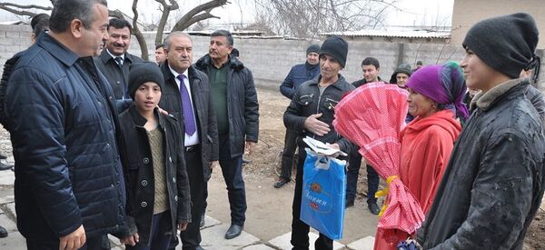 Қурбон Ҳакимзода, раиси вилояти Хатлон ҳангоми аёдати Саодат Хоҷаева, зани маъюб - Sputnik Тоҷикистон