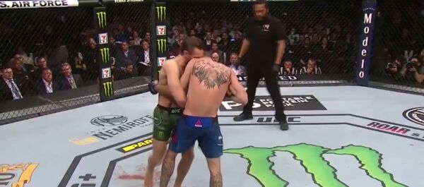 Конор Макгрегор разгромил Дональда Серроне за 40 секунд: полное видео боя - Sputnik Тоҷикистон