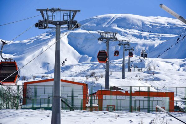 Еще на территории комплекса работает единственная открытая ледяная площадка, а в горах есть своя канатная дорога. - Sputnik Таджикистан