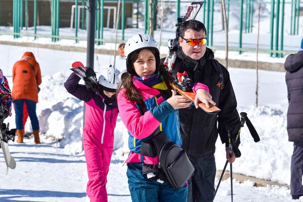 Одним из наиболее приятных спортивных зимних развлечений в Сафед-Даре являются лыжи. Их можно взять на прокат прямо на месте. - Sputnik Таджикистан
