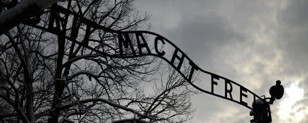Центральные ворота бывшего концентрационного лагеря Аушвиц-Биркенау в Освенциме - Sputnik Таджикистан