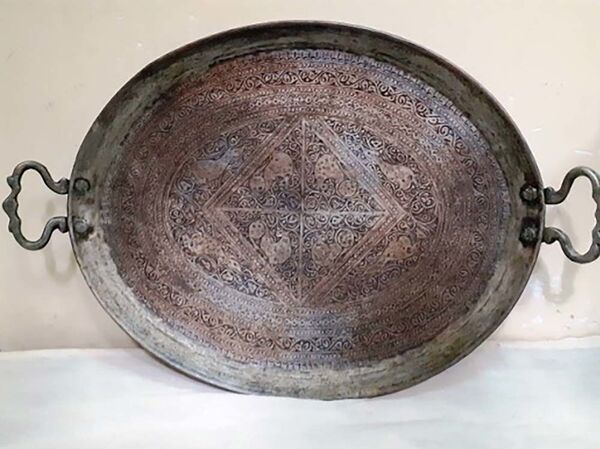 Хариди лаганди қадимӣ бо тасвири ҳашт дарранда дар Хуҷанд - акс Хариди лаганди қадимӣ бо тасвири ҳашт дарранда дар Хуҷанд - акс - Sputnik Тоҷикистон