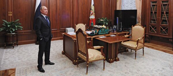 Президент России Владимир Путин в рабочем кабинете - Sputnik Таджикистан