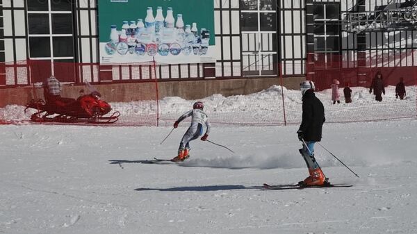 Сноуборд, лыжи и коньки: зимние забавы в Сафед-Даре - YouTube - Sputnik Таджикистан