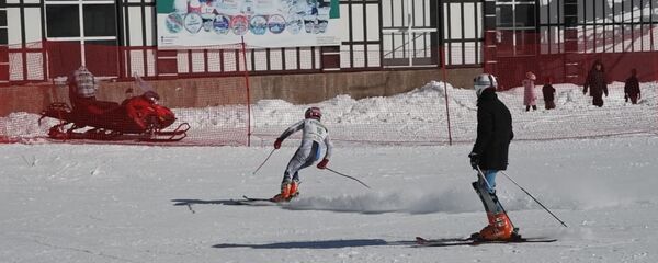 Сноуборд, лыжи и коньки: зимние забавы в Сафед-Даре - YouTube - Sputnik Таджикистан