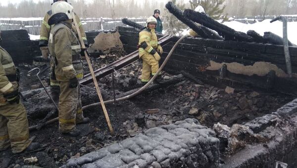 Сотрудники пожарной службы ликвидируют последствия пожара в пос. Причулымский - Sputnik Таджикистан