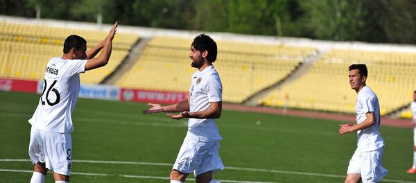 Футбольный матч между ФК Истиклол (Таджикистан) и Локомотив (Узбекистан) Футбольный матч между ФК Истиклол (Таджикистан) и Локомотив (Узбекистан) - Sputnik Таджикистан