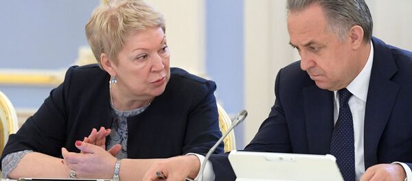 Министр просвещения РФ Ольга Васильева и заместитель председателя правительства РФ Виталий Мутко Министр просвещения РФ Ольга Васильева и заместитель председателя правительства РФ Виталий Мутко - Sputnik Таджикистан