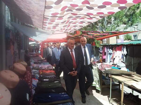 Супориш Президент: раису генералу муовини сарвазир ба гаронтарин бозор рафтанд–акс - Sputnik Тоҷикистон