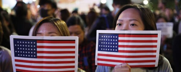 Китайские девушки держат флаги США - Sputnik Таджикистан