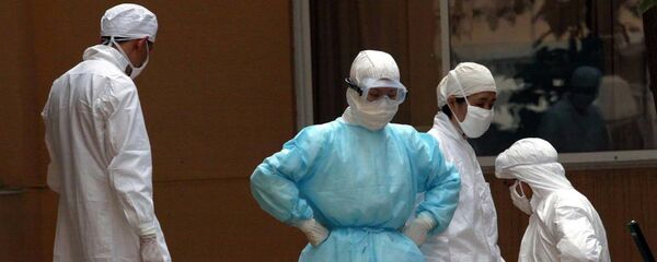 Несколько врачей в карантинной зоне Пекинской больницы, архивное фото - Sputnik Тоҷикистон