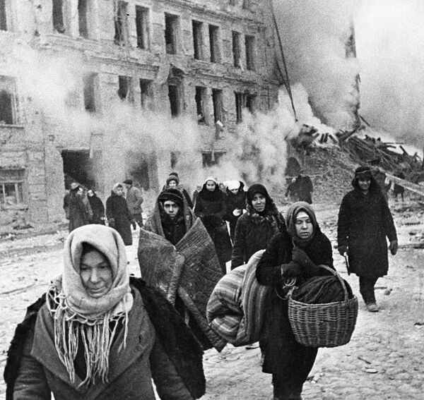 Жители блокадного Ленинграда выходят из бомбоубежища после отбоя тревоги - Sputnik Таджикистан