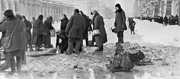 Жители блокадного Ленинграда набирают воду, появившуюся после артобстрела в пробоинах в асфальте,  - Sputnik Тоҷикистон