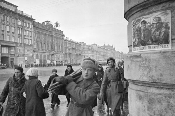 На Невском проспекте блокадного Ленинграда в октябре 1941 года - Sputnik Таджикистан