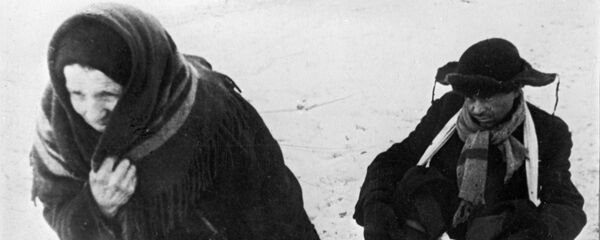Женщина везет ослабевшего от голода мужа в дни блокады Ленинграда Женщина везет ослабевшего от голода мужа в дни блокады Ленинграда - Sputnik Таджикистан