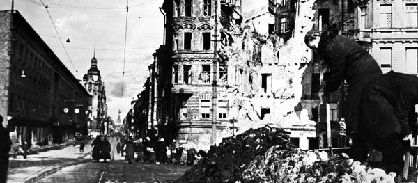 После налета вражеской авиации на улицах блокадного Ленинграда. Великая Отечественная война (1941-1945) - Sputnik Тоҷикистон
