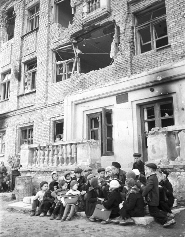 Урок на крыльце разрушенной немецкими обстрелами школы - Sputnik Таджикистан