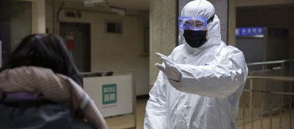 Работник, в защитном костюме, жестами обращается к пассажиру на станции метро в Пекине - Sputnik Тоҷикистон