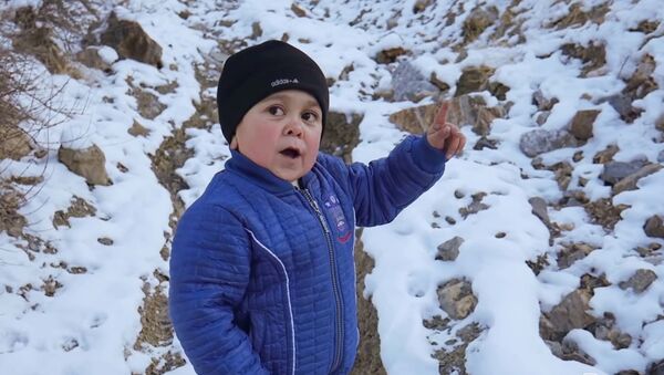 Скриншот из видео с таджикским мальчиком Абдурозиком - Sputnik Таджикистан