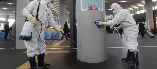 Сотрудники работают над предотвращением появления нового коронавируса на станции Сусео в Сеуле, Южная Корея Сотрудники работают над предотвращением появления нового коронавируса на станции Сусео в Сеуле, Южная Корея - Sputnik Таджикистан
