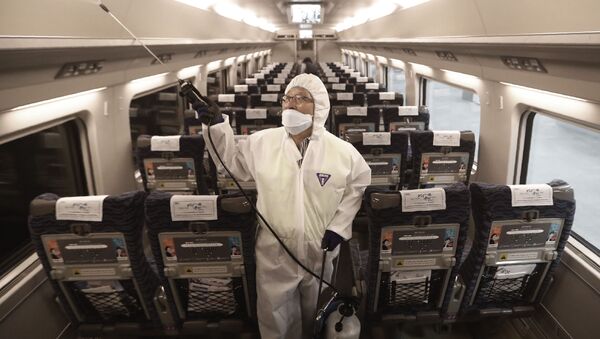 Сотрудники работают над предотвращением появления нового коронавируса на станции Сусео в Сеуле, Южная Корея - Sputnik Таджикистан