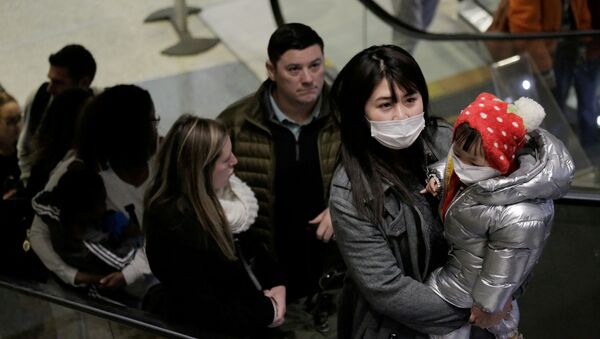 Пассажиры в масках из Китая - Sputnik Таджикистан