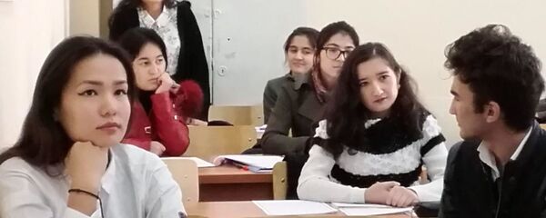 Студенты факультета русской филологии СамГУ - Sputnik Тоҷикистон