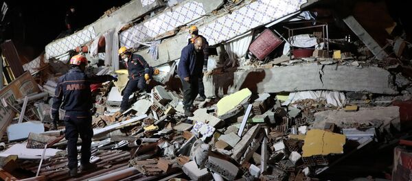 На месте обрушения здания в Элязыге, восточная Турция  - Sputnik Таджикистан