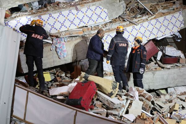 На месте обрушения здания в Элязыге, восточная Турция  - Sputnik Таджикистан